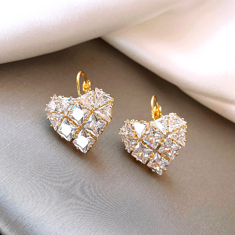 Елегантни обеци с кристал във формата на сърце