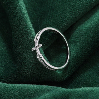 ANILLO ELEGANTE CON CRUCIFIXO Y PIEDRAS DE ZIRCONIO