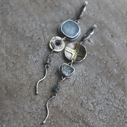 Pendientes «antiguos» con piedras azules y cruz