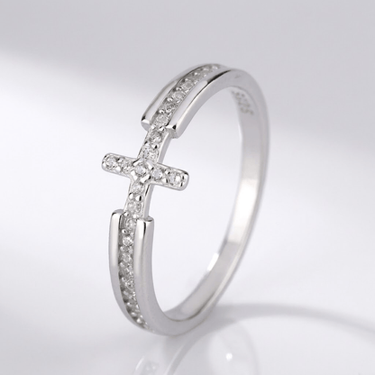ANILLO ELEGANTE CON CRUCIFIXO Y PIEDRAS DE ZIRCONIO