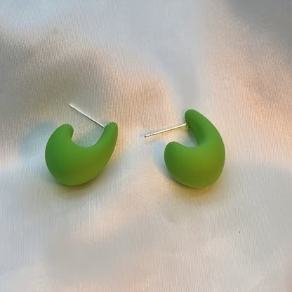 Pendientes en C elegantes y minimalistas