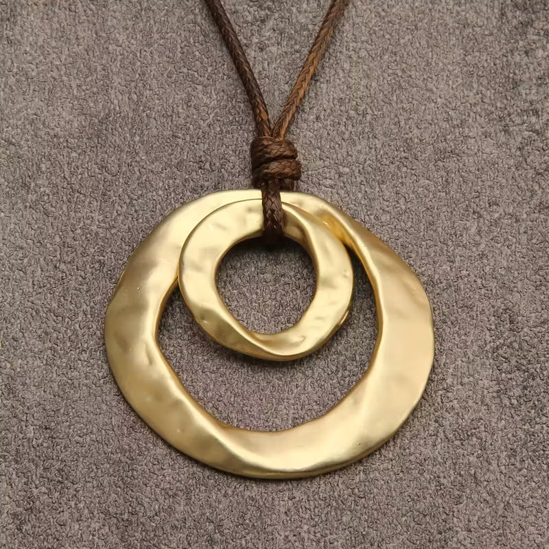 Collar con colgante circular irregular geométrico