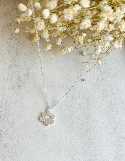 Elegante collar con pata en plata – Acero inoxidable
