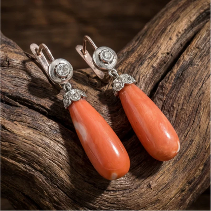 Antiguos pendientes bohemios con corales colgantes