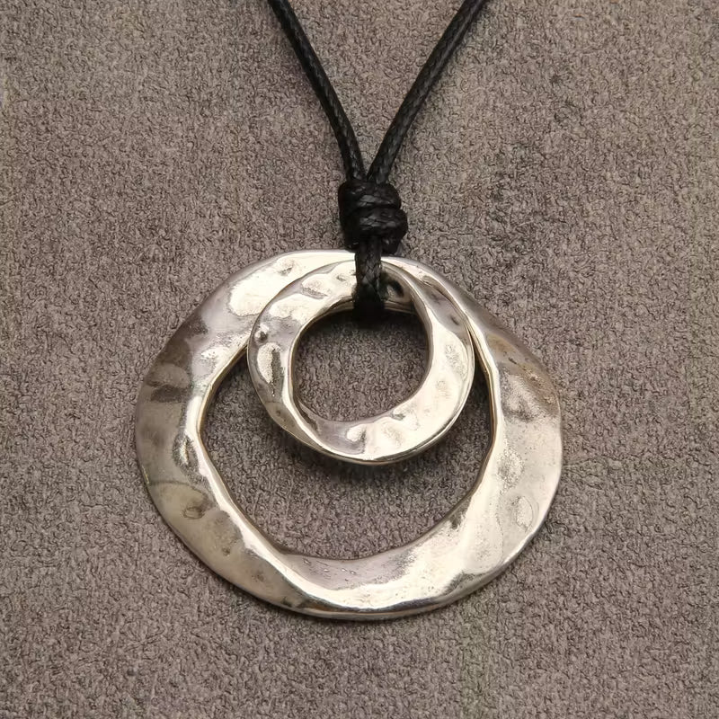 Collar con colgante circular irregular geométrico