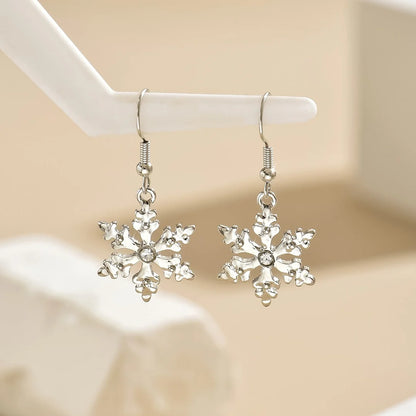 Elegantes pendientes colgantes con copos de nieve navideños