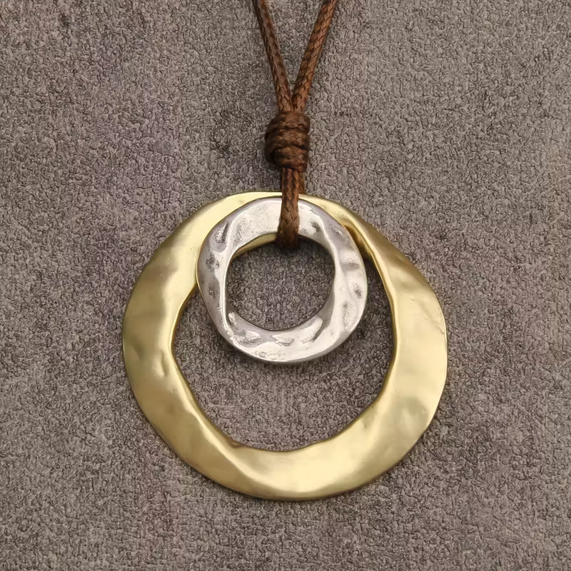 Collar con colgante circular irregular geométrico