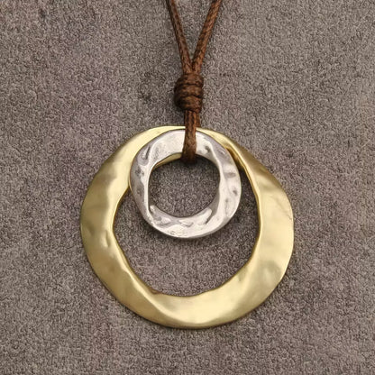 Collar con colgante circular irregular geométrico