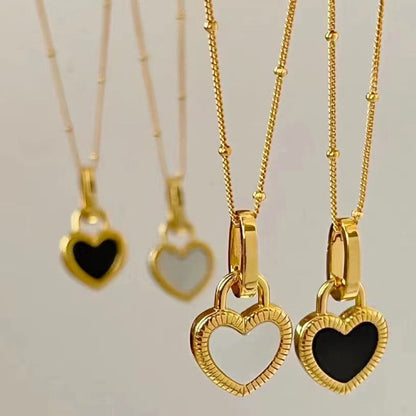 Collar con colgante de corazón blanco y negro en oro