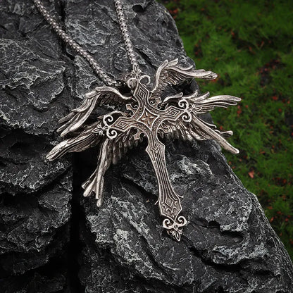 Collar con colgante en forma de cruz con ángel de seis alas