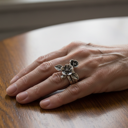 Anillo vintage con capas y flor en plata