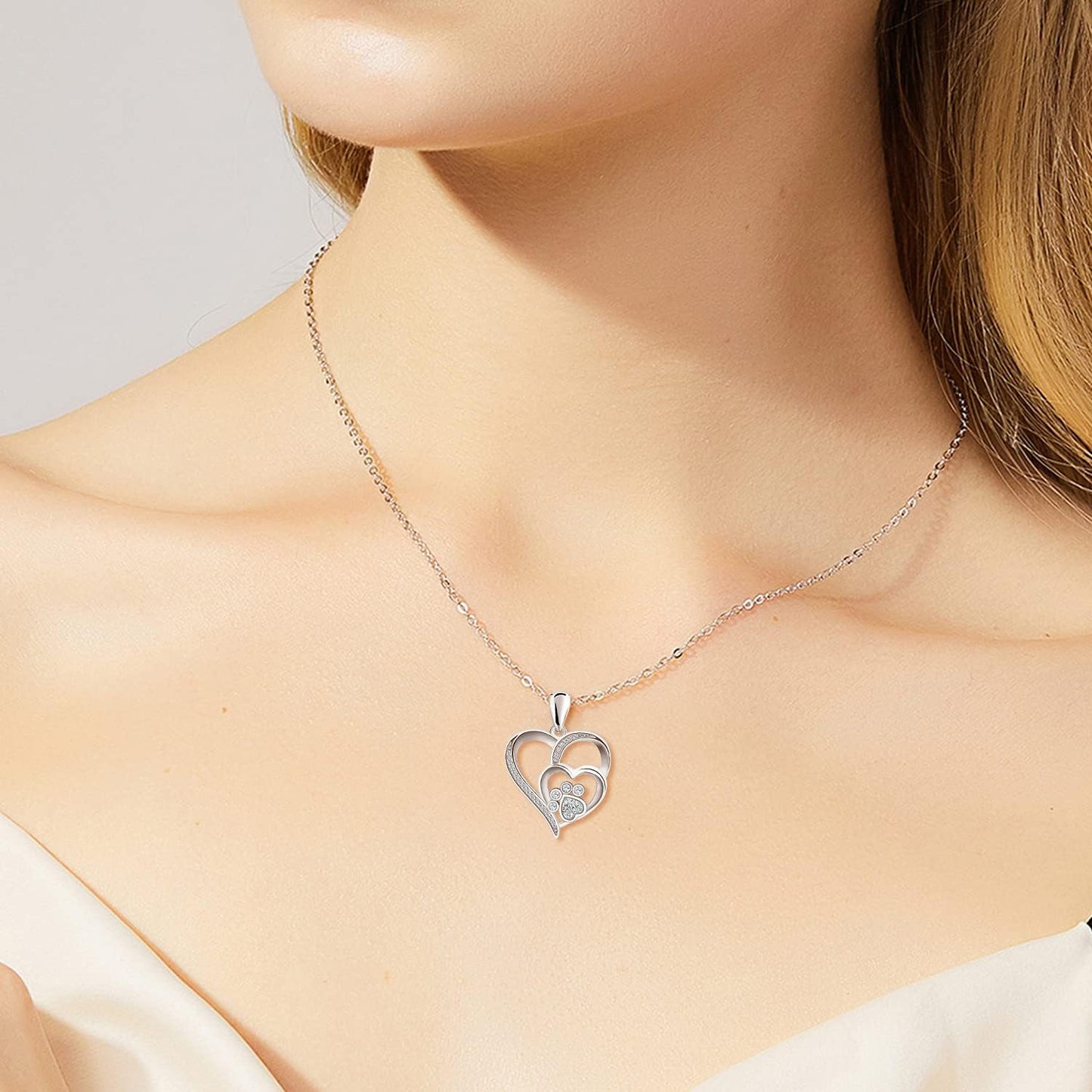 Collar en plata de ley con pata y corazón con circonita
