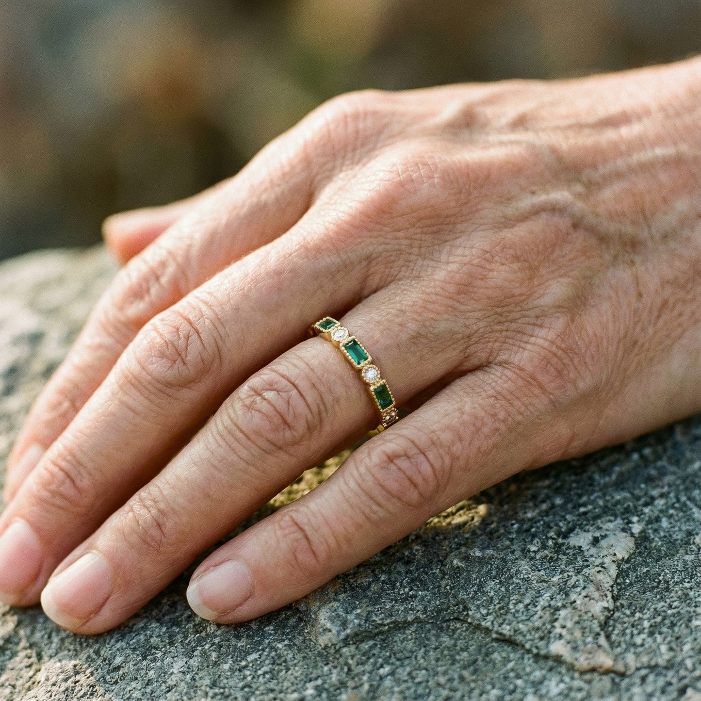 Anillo vintage dorado con circonita verde