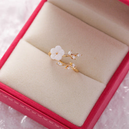 Anillo ajustable con flor silvestre y circonita en oro