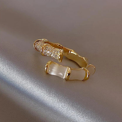 Anillo ajustable de lujo con ópalo blanco en oro