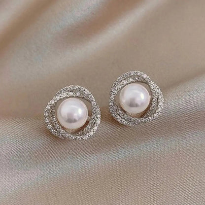 Pendientes espirales brillantes con elegantes perlas