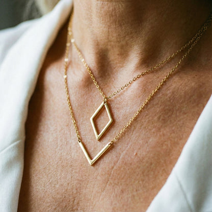 Elegante collar con colgante geométrico en forma de V