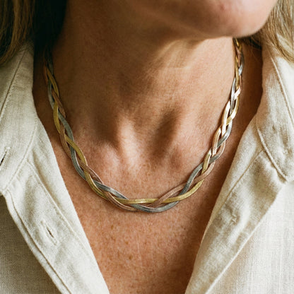 Elegante collar en dorado y plateado