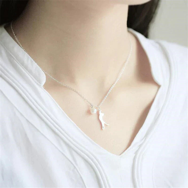 Collar de plata con perlas y gato trepador