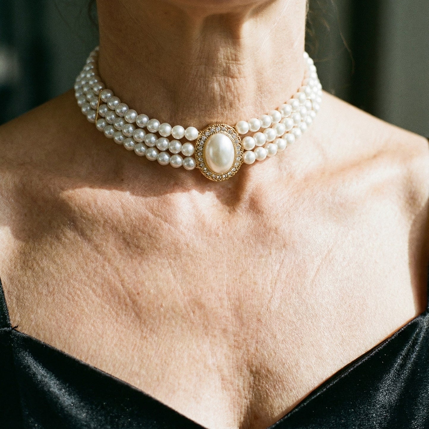 Elegante collar con tres perlas