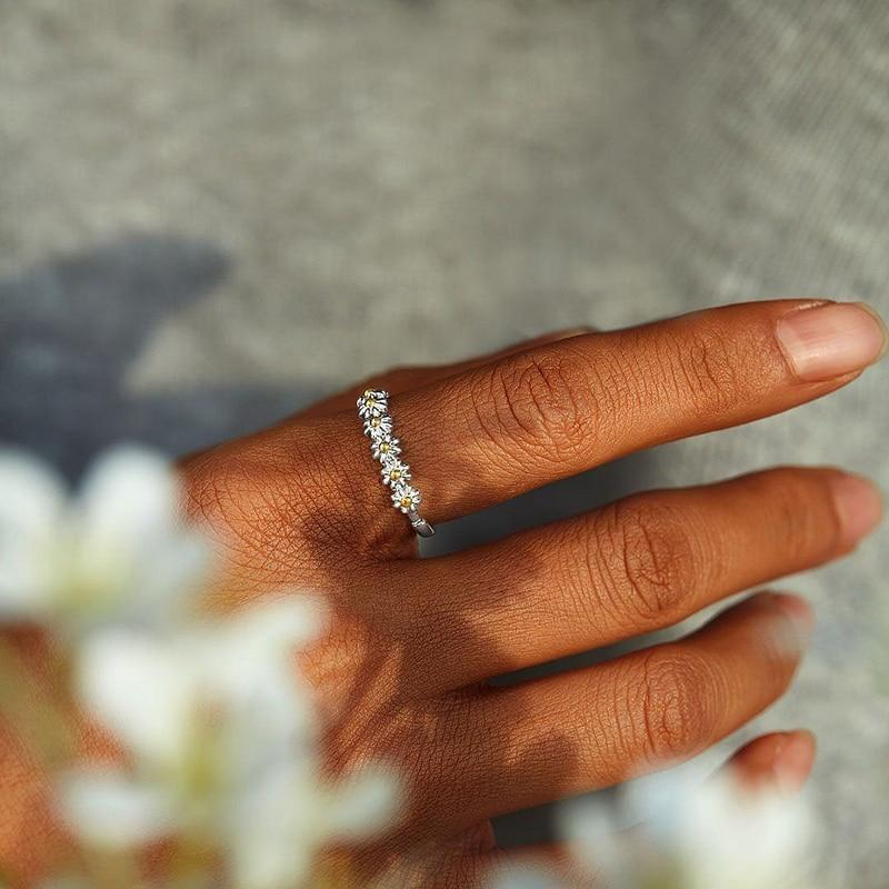 Anillo ajustable en plata y esmalte pintado a mano con margaritas