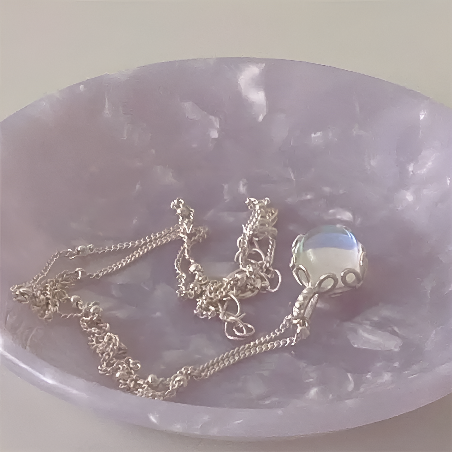Collar con piedra de luna llena