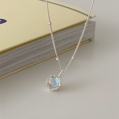Collar con piedra de luna llena