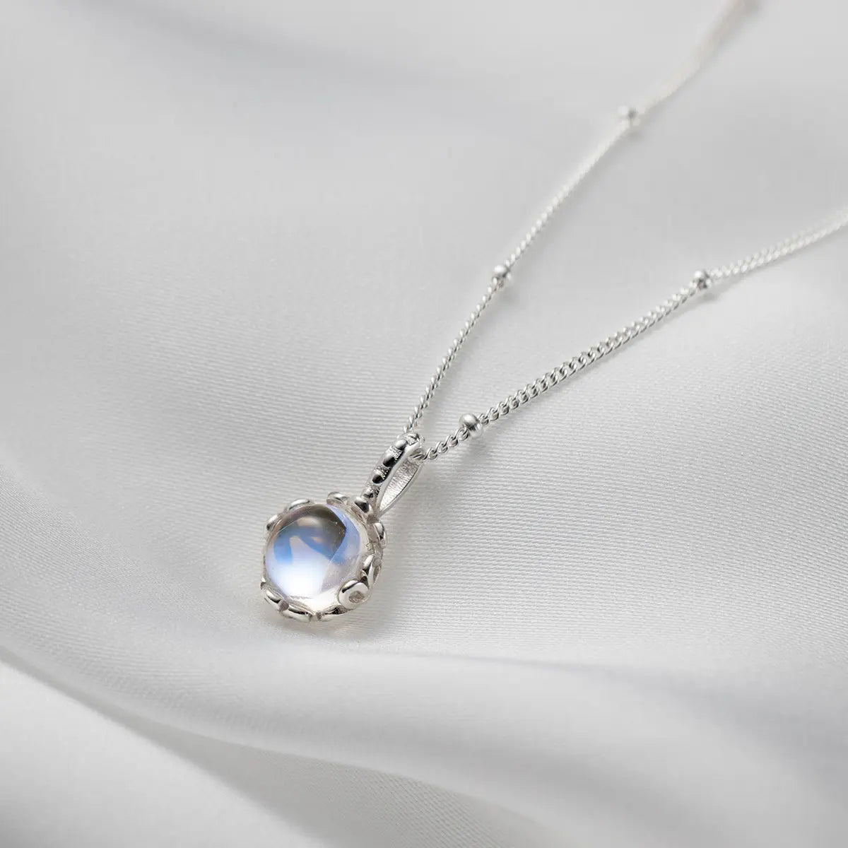 Collar con piedra de luna llena