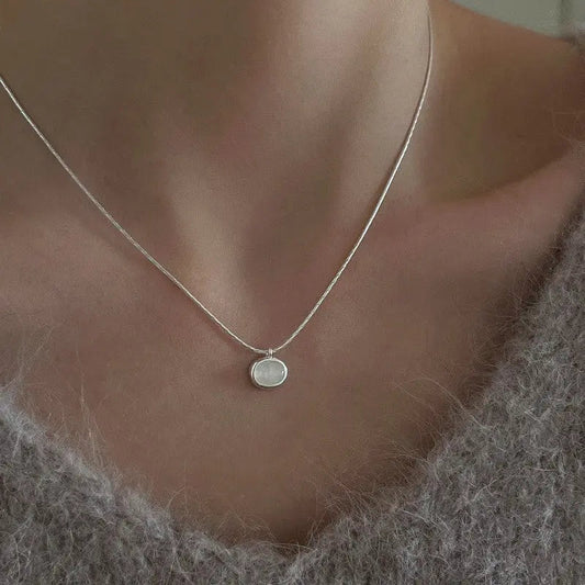 Класическо сребърно колие с единична висулка