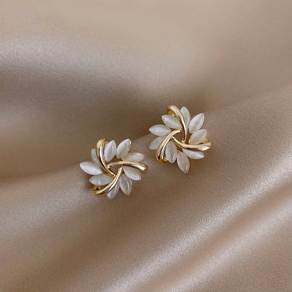 Elegantes y refinados pendientes con pétalos de ópalo en oro