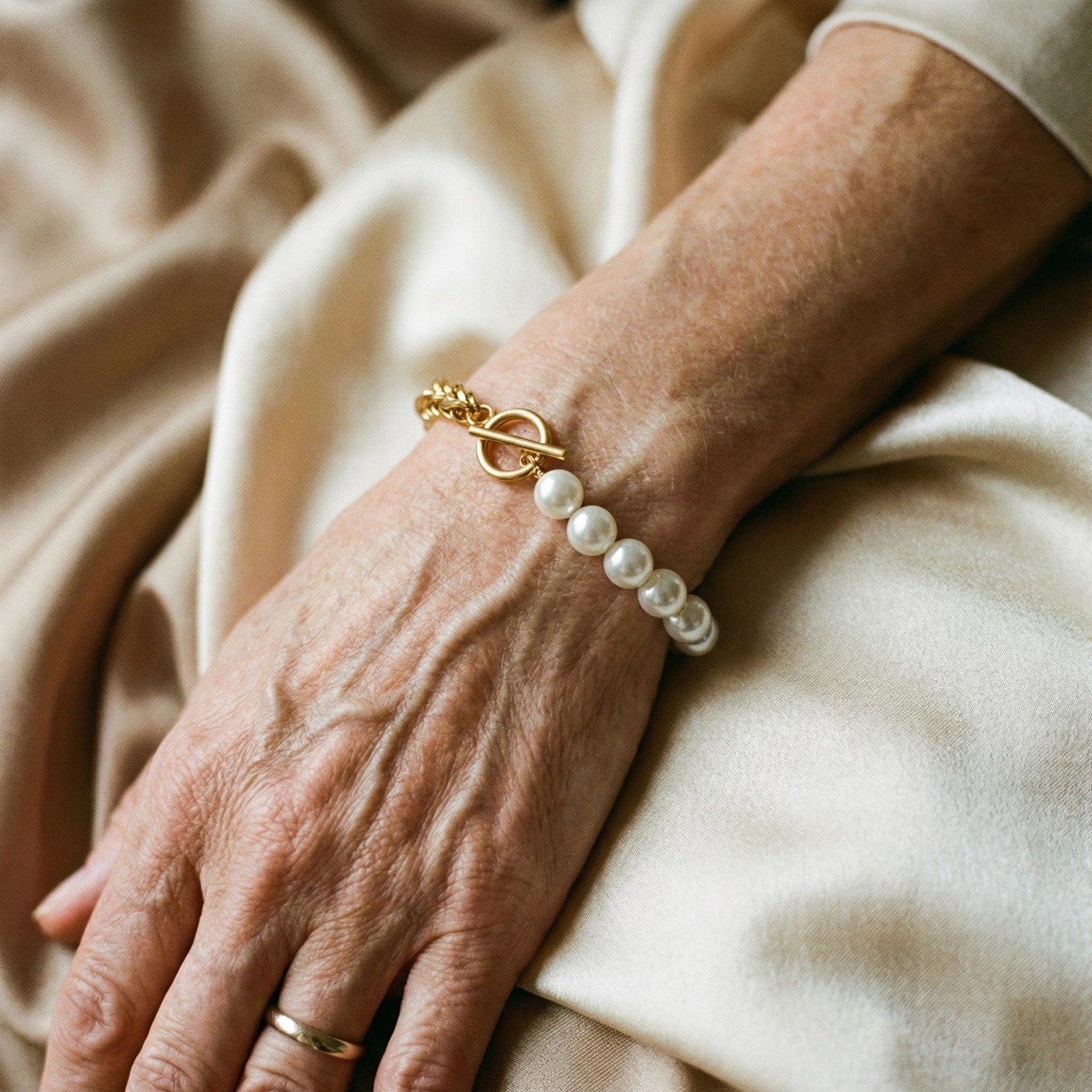 Pulsera elegante de oro y perlas