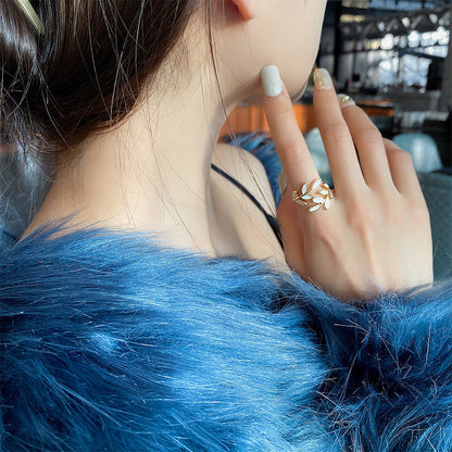 Anillo ajustable con hoja de ópalo blanco en oro