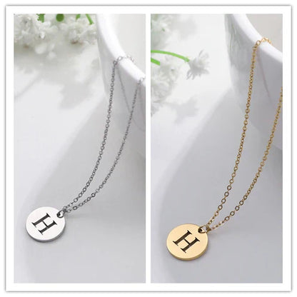 Collar de Oro con Colgante de Letra Elegante