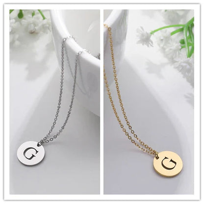 Collar de Oro con Colgante de Letra Elegante