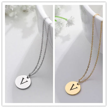 Collar de Oro con Colgante de Letra Elegante