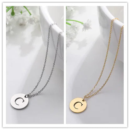 Collar de Oro con Colgante de Letra Elegante