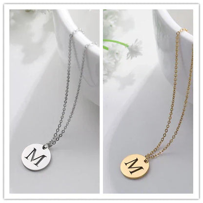 Collar de Oro con Colgante de Letra Elegante