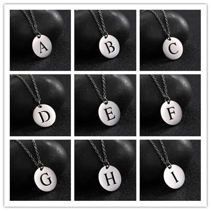 Collar de Oro con Colgante de Letra Elegante