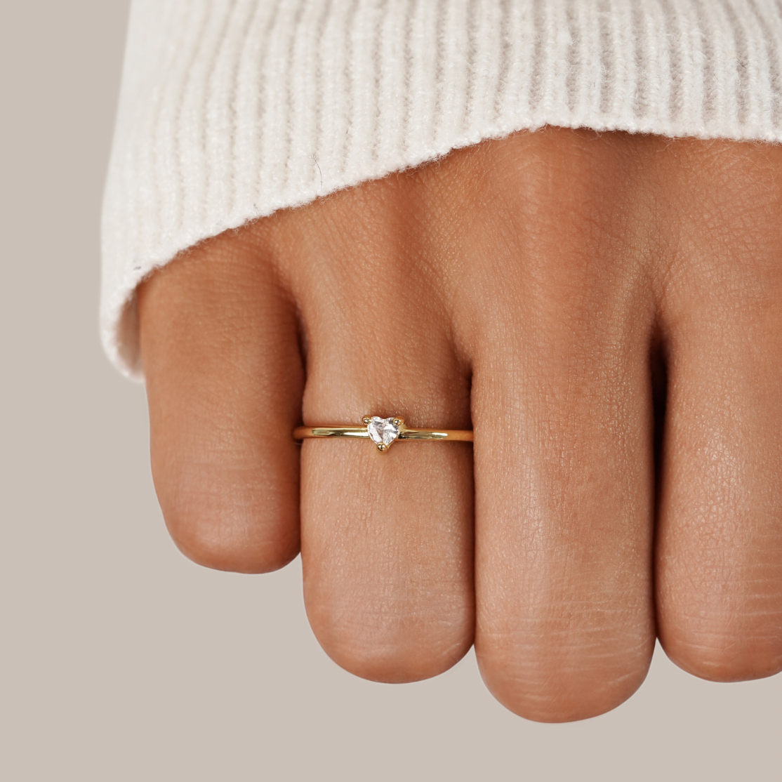 Leonie – Семпъл златен пръстен с гладка повърхност