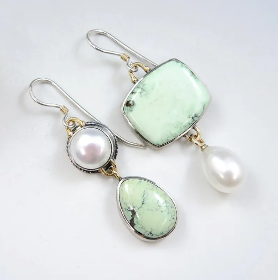 Pendientes asimétricos de perla y esmalte verde