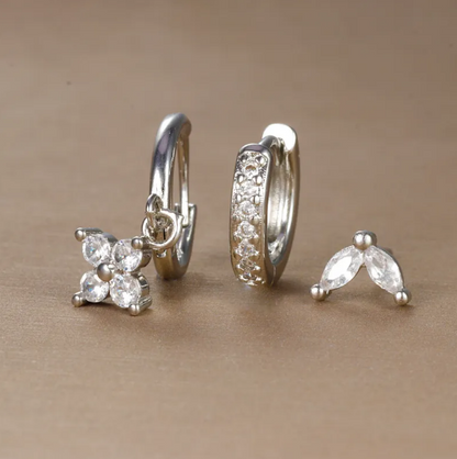 Conjunto de pendientes con diamantes en forma de flor