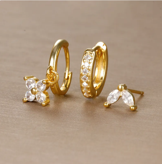 Conjunto de pendientes con diamantes en forma de flor