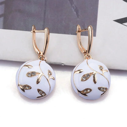 Pendientes blancos y dorados