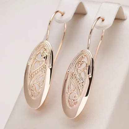 Elegantes pendientes dorados calados
