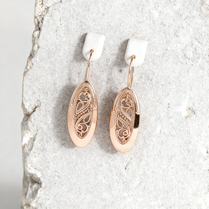Elegantes pendientes dorados calados