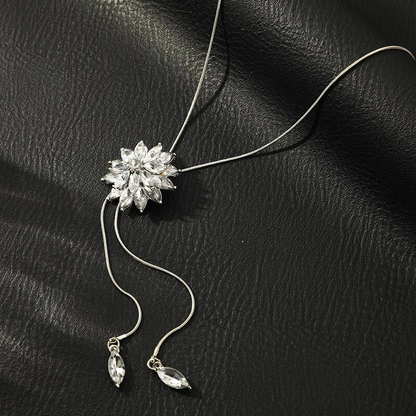 Collar de cristal plateado