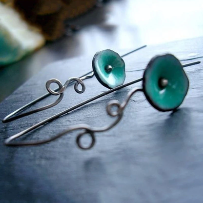 Pendientes vintage con flor y esmalte verde