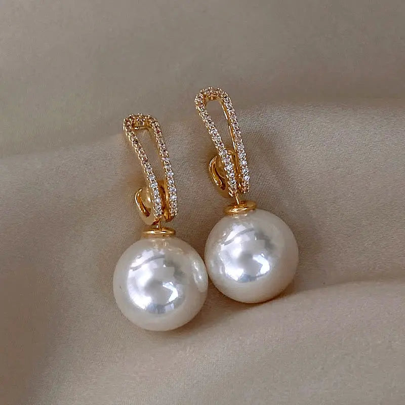 Elegantes pendientes de perlas con circonitas