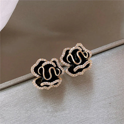Elegantes pendientes Black Lotus en oro
