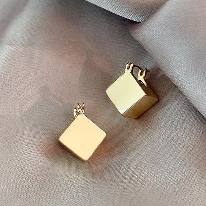 Elegantes pendientes de oro cúbico